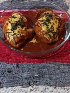 Una foto de Pechugas rellenas con queso 🧀 y salsa roja