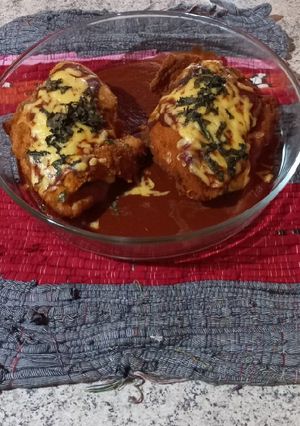 Una foto de Pechugas rellenas con queso 🧀 y salsa roja