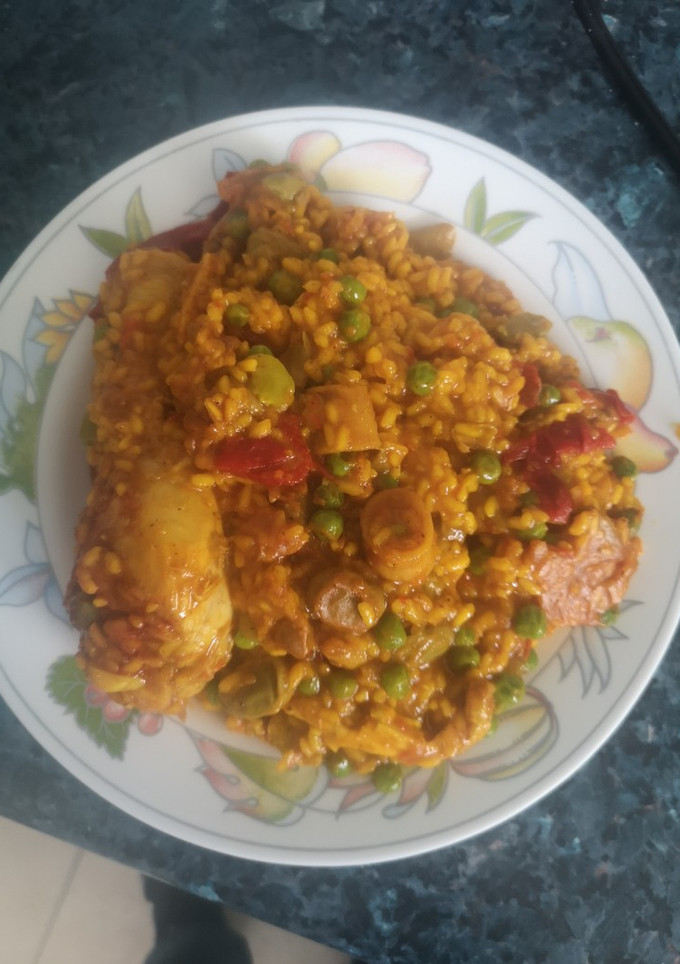 Una foto de Arroz con pota, calamares y pollo