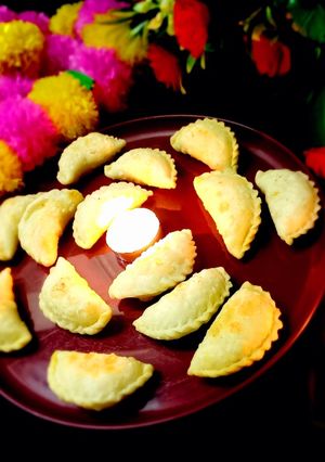 A picture of Mava gujiya (ghughra).