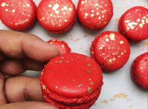Una foto de Red macarons