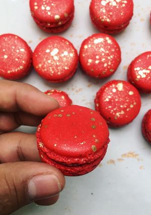 Una foto de Red macarons