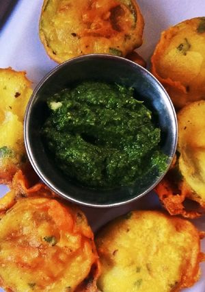 आलू के पकौड़े (aloo ke pakode recipe in Hindi) रेसिपी मुख्य फोटो