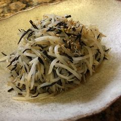 A picture of Hijiki salad with mung bean sprouts and young sadine.