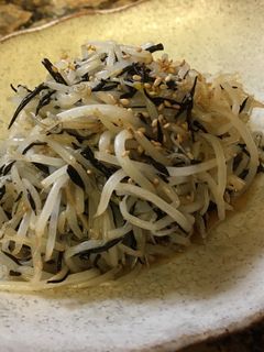 A picture of Hijiki salad with mung bean sprouts and young sadine.