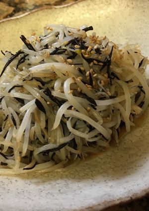 A picture of Hijiki salad with mung bean sprouts and young sadine.