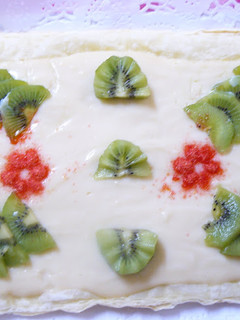 Una foto de Hojaldre de crema pastelera y kiwi