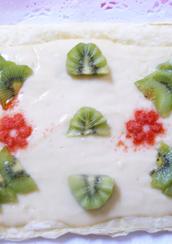 Una foto de Hojaldre de crema pastelera y kiwi