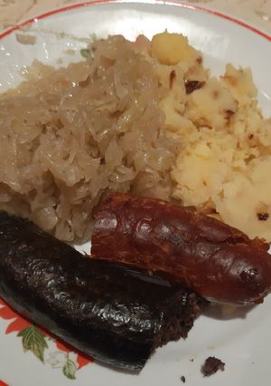 Disznótoros párolt káposztával hagymás tört burgonyával recept fotója