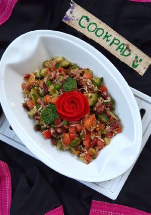 A picture of Saucy Chicken Tikka Salad.