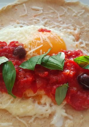 Une photo de Crêpe salée : tomate, olives emmental et oeuf