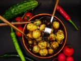 Молода картопля з кропом та шкварками