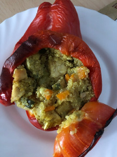 Una foto de 243. Pimientos rellenos de quinoa, pollo y verduras (principal verdura)
