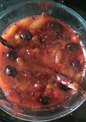 A picture of Black and green grapes chutney.