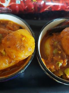 কিসমিস বাটা দিয়ে নিরামিষ আলুর দম (kismis diye niramish aloor dum recipe in Bengali) রেসিপির প্রধান ছবি