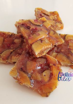 ટોપરાની ચીકકી (Coconut Chikki Recipe In Gujarati) રેસીપી મુખ્ય ફોટો