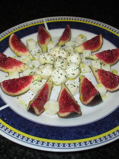 Una foto de Higos frescos con bolas de mozzarella al orégano