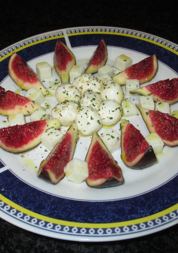 Una foto de Higos frescos con bolas de mozzarella al orégano