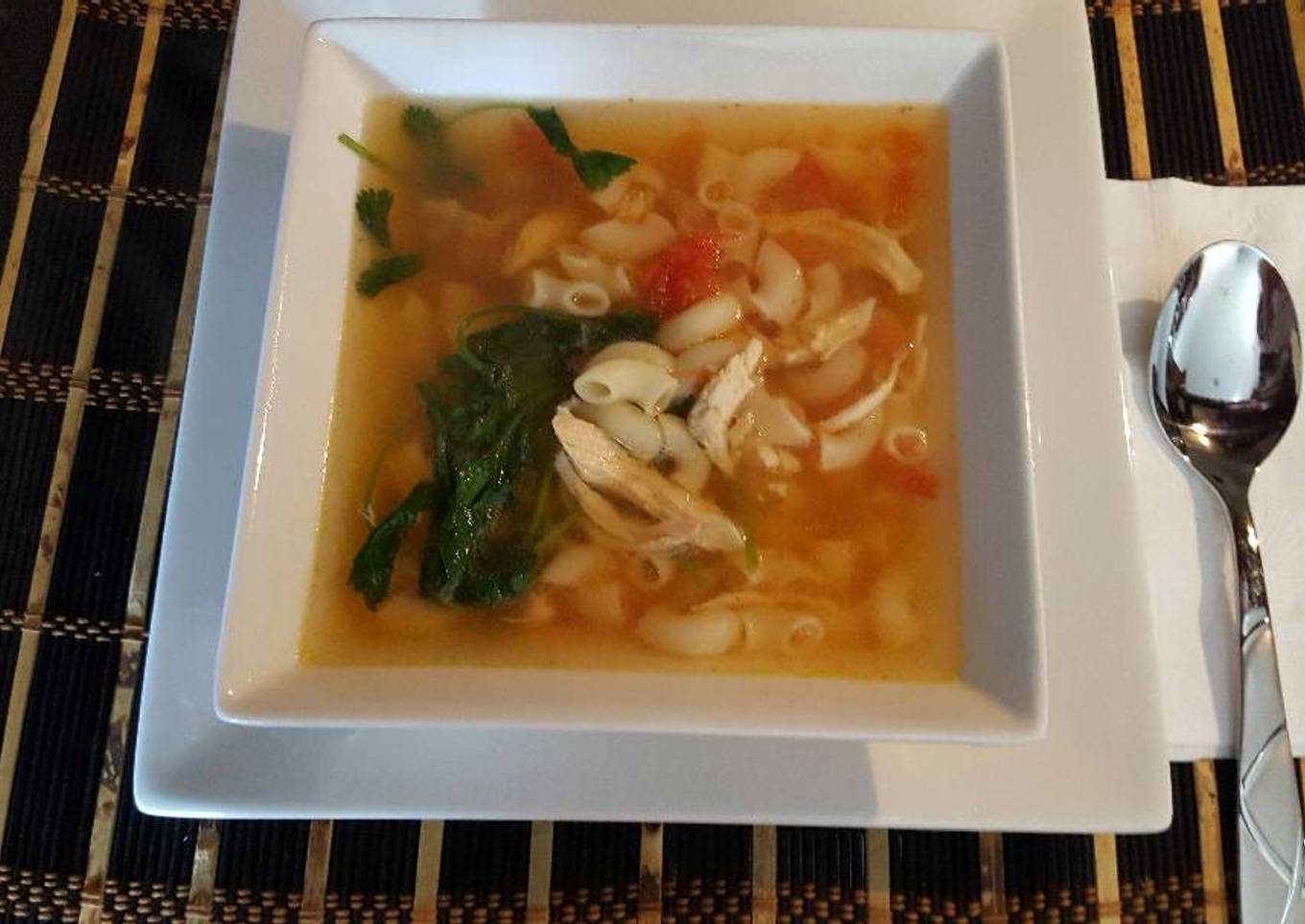 Sopa de coditos con pollo