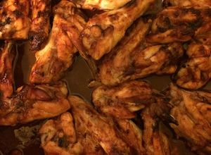 Una foto de Alitas de pollo con salsa barbacoa