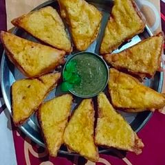 A picture of Bread pakora.