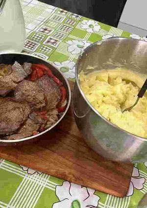 Una foto de Bife a la criolla con puré