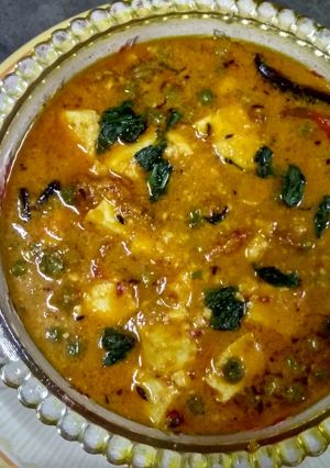 A picture of Dahi paneer curry.