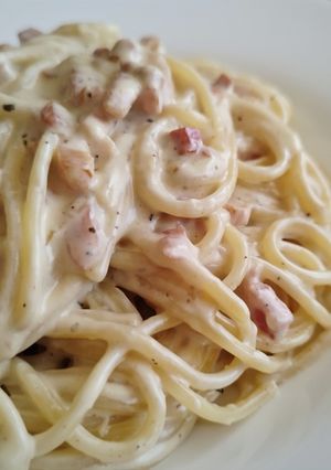 Una foto de Espaguetis ultracremosos con bacon, jamón y cebolla
