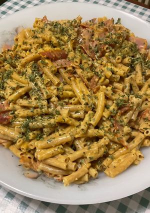 Une photo de Macaronis complets au roquefort et lomo fumé