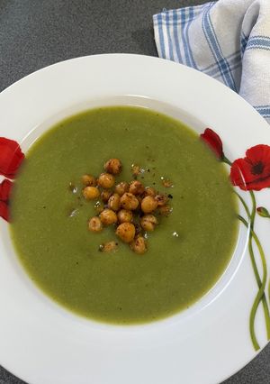 A picture of Green vegetable soup.