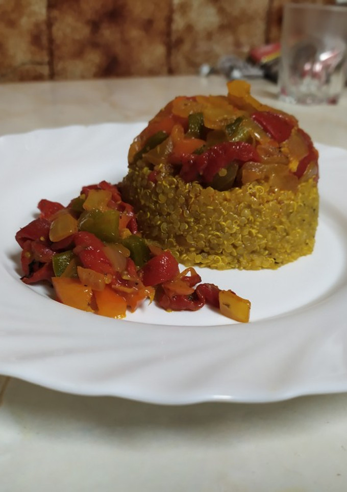 Una foto de Quinoa especiada con pimientos y cebolla