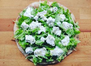Foto di Instant pizza con lattughino, stracchino e semi di canapa