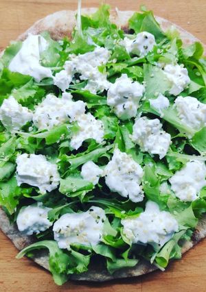 Foto di Instant pizza con lattughino, stracchino e semi di canapa