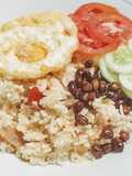 Nasi Goreng Ceplok Telor Asin Ditaburi Kacang Tanah Goreng