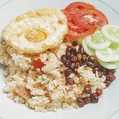 A picture of Nasi Goreng Ceplok Telor Asin Ditaburi Kacang Tanah Goreng.