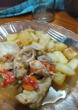 Una foto de Pollo a la cacerola con papas al horno🤤 Riquísiiiiimo
