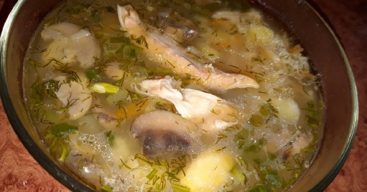 Вкусный суп из минтая. Уха с минтаем. Суп с грибами и рыбой. Рыбный суп из минтая. Уха из минтая.