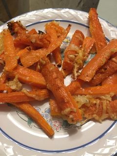 Una foto de Bastoncillos de zanahoria y parmesano