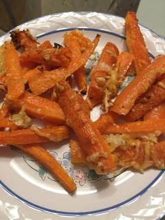 Una foto de Bastoncillos de zanahoria y parmesano