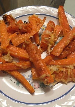Una foto de Bastoncillos de zanahoria y parmesano