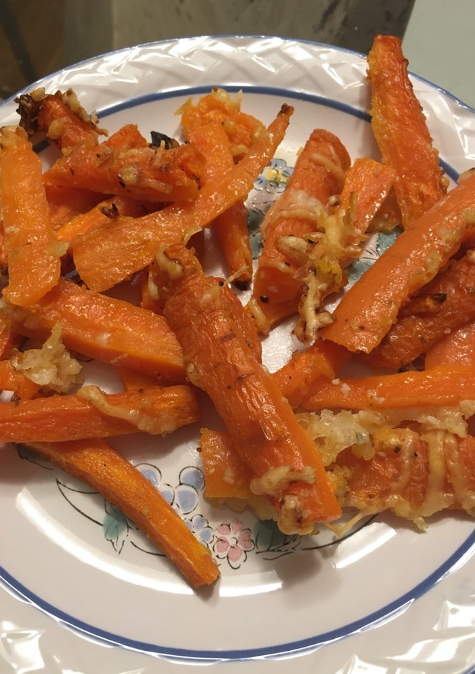 Una foto de Bastoncillos de zanahoria y parmesano