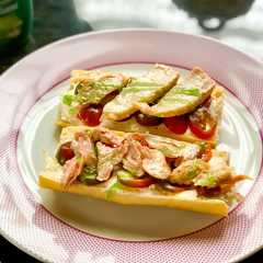 Una foto de Pincho de tomate cherry y ventresca con crema balsámica de manzana verde