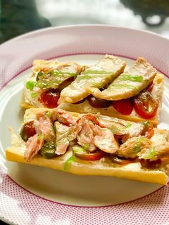 Una foto de Pincho de tomate cherry y ventresca con crema balsámica de manzana verde