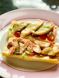 Una foto de Pincho de tomate cherry y ventresca con crema balsámica de manzana verde