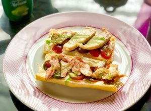 Una foto de Pincho de tomate cherry y ventresca con crema balsámica de manzana verde