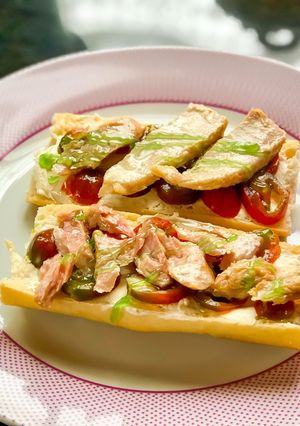 Una foto de Pincho de tomate cherry y ventresca con crema balsámica de manzana verde