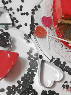 Una foto de Tarta helada de tiramisú con ganaché de chocolate caliente