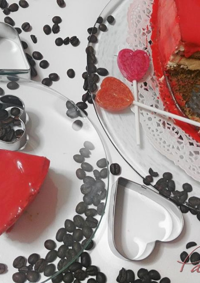 Una foto de Tarta helada de tiramisú con ganaché de chocolate caliente