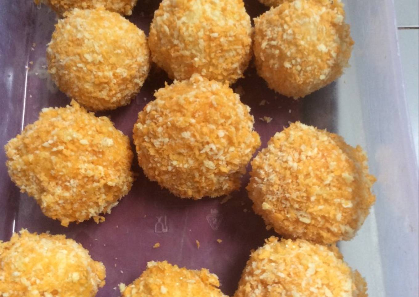 Bola kentang isi tumis babi