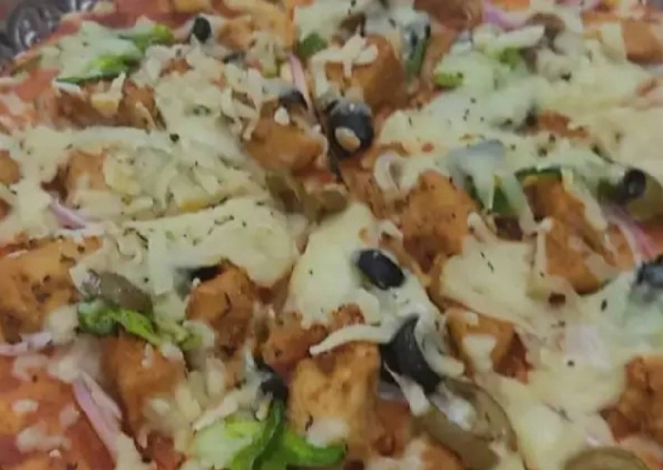 Cheesy tikka pizza